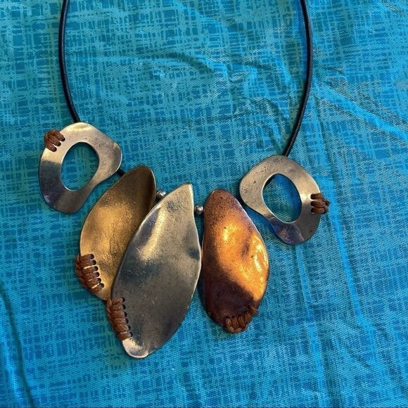 ORGANIC SHAPE SHORT STATEMENT NECKLACE - Picture 3 of 8